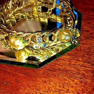 VINTAGE gold bracelet with rhinestones & pearls